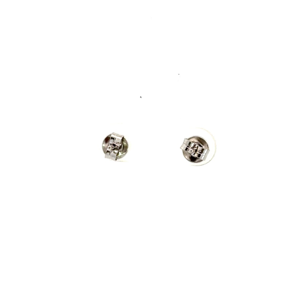 Freshwater pearl stud on silver