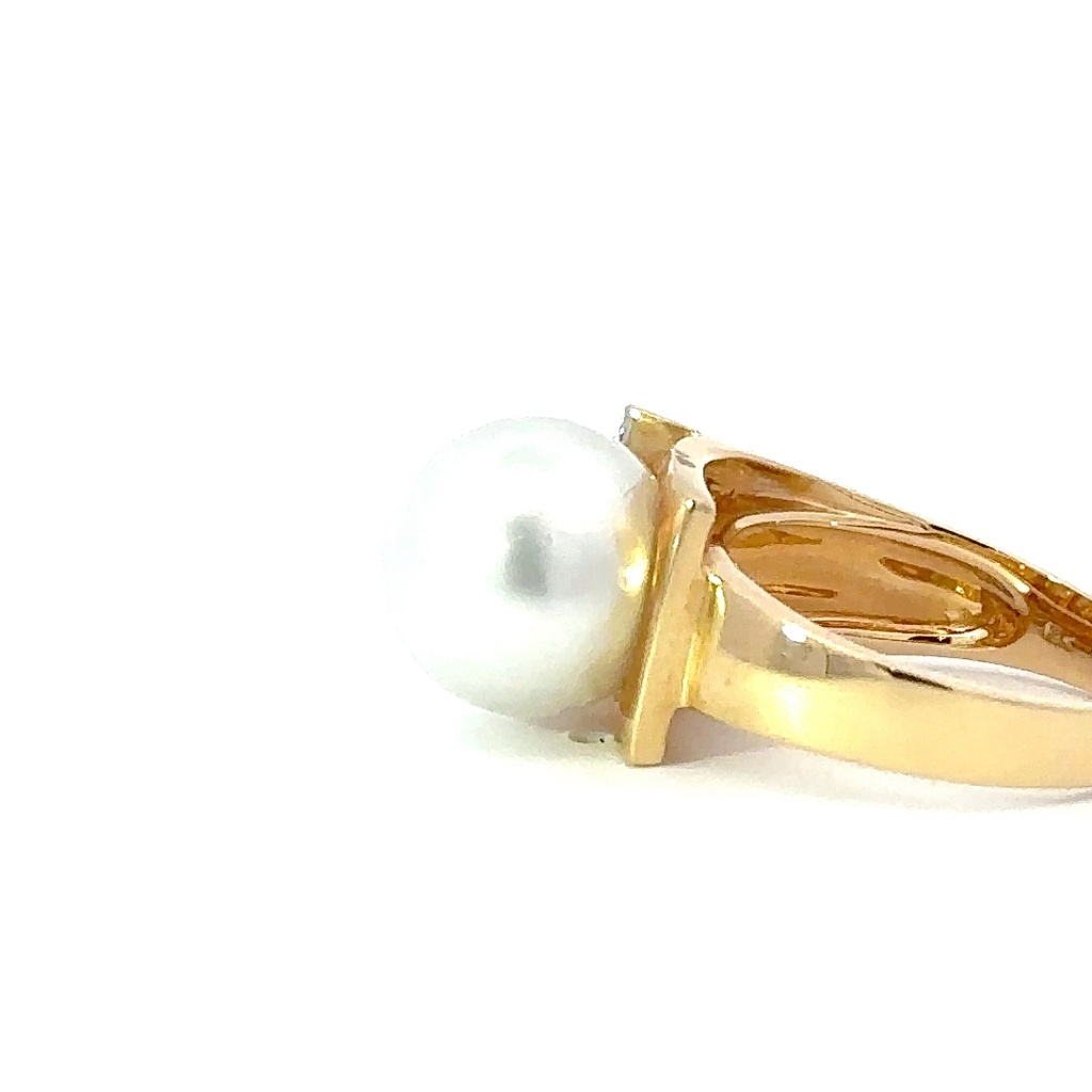 South sea pearl ring with striking asymmetrical design 18K