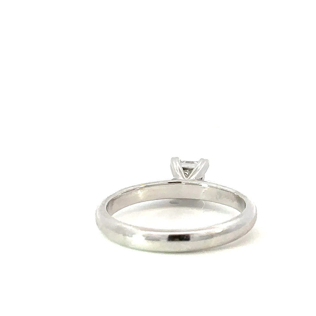 Princess cut diamond engagement ring in 18K