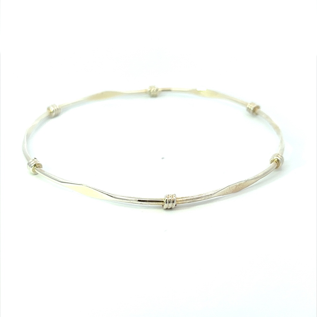 Bangle in sterling silver with flatened fronts