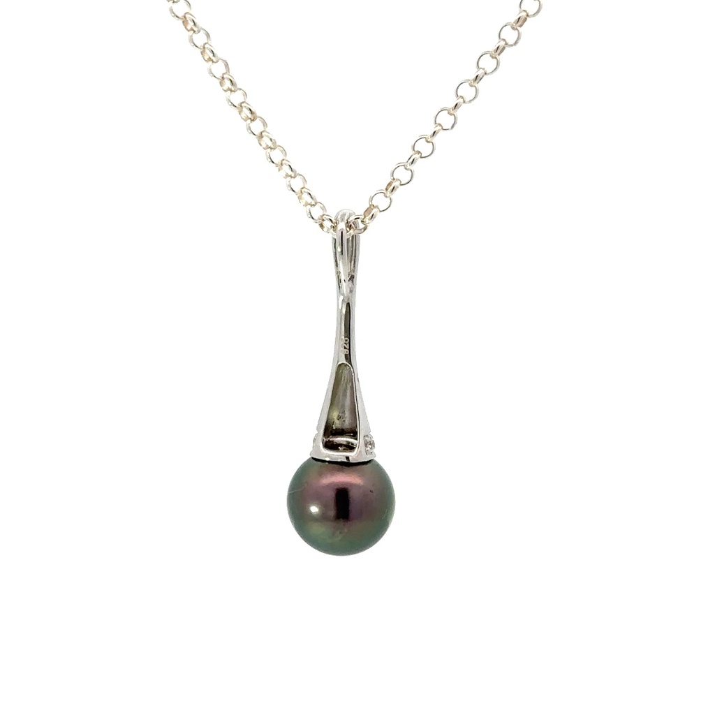 Glistening Tahitian pearl pendant in silver with cubics