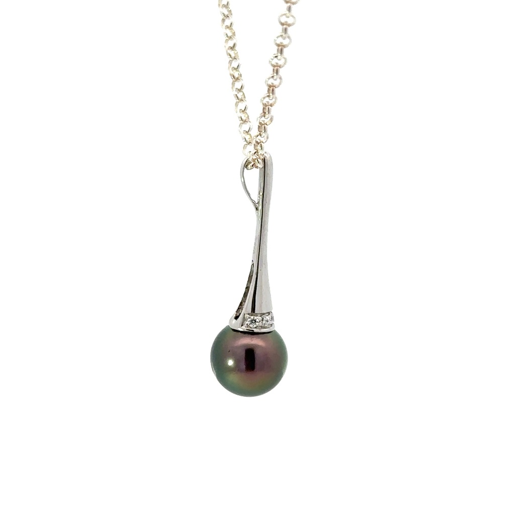 Glistening Tahitian pearl pendant in silver with cubics