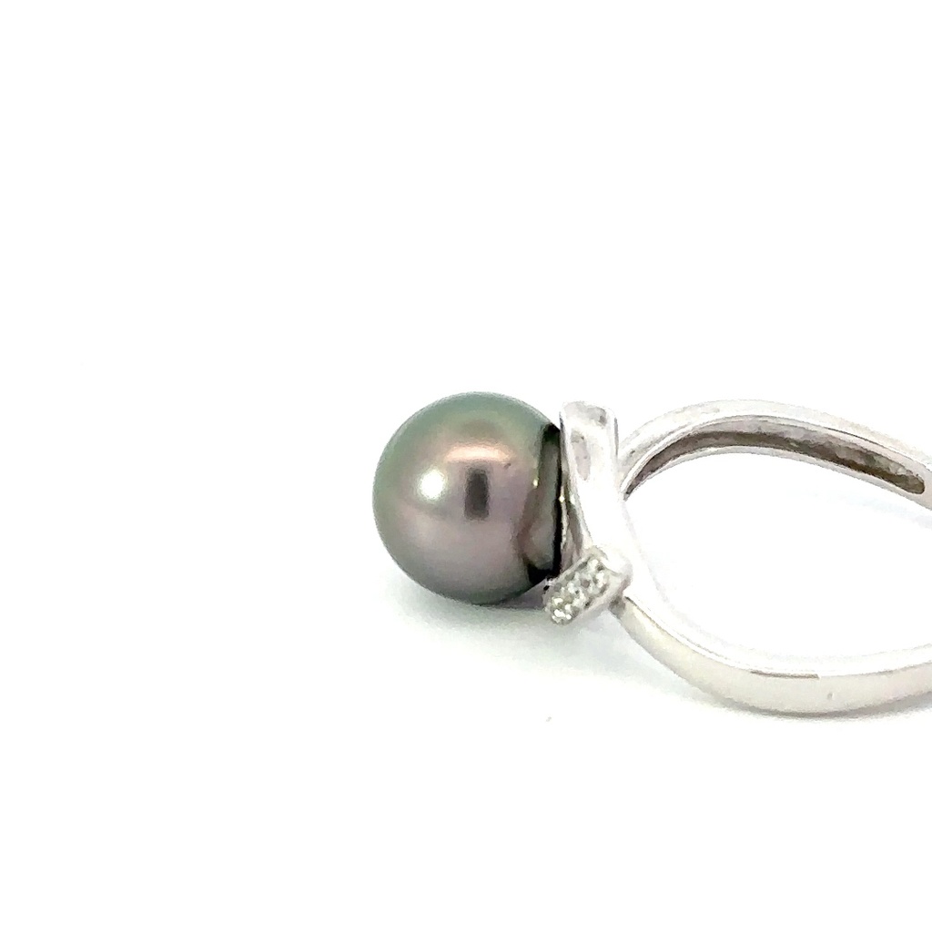 Tahitian pearl ring with a twist!
