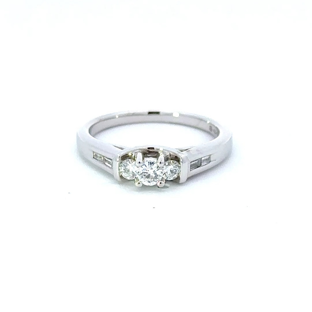 18K white gold diamond ring with round brilliant cut and baguette diamonds
