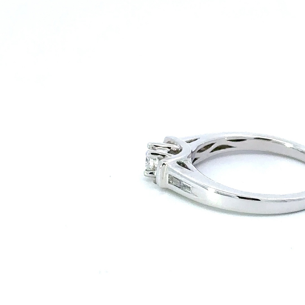 18K white gold diamond ring with round brilliant cut and baguette diamonds