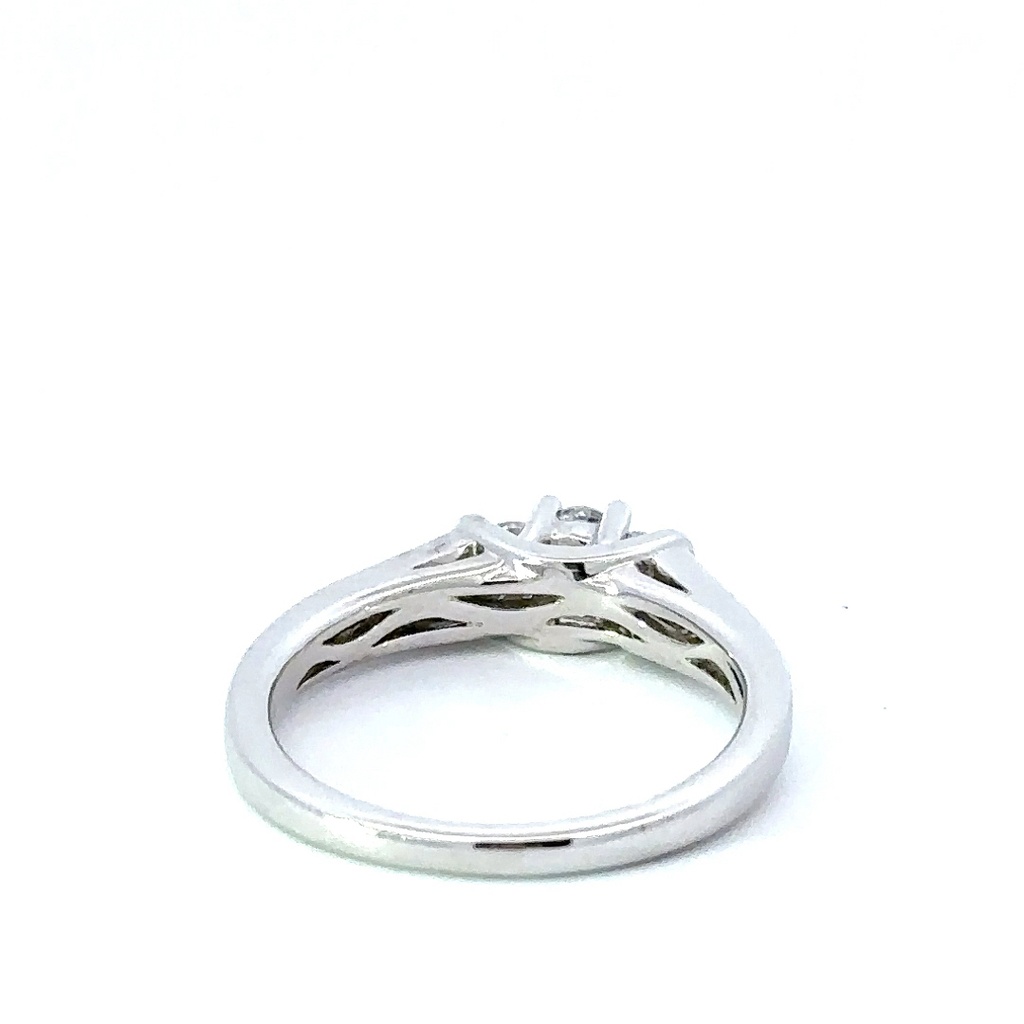 18K white gold diamond ring with round brilliant cut and baguette diamonds
