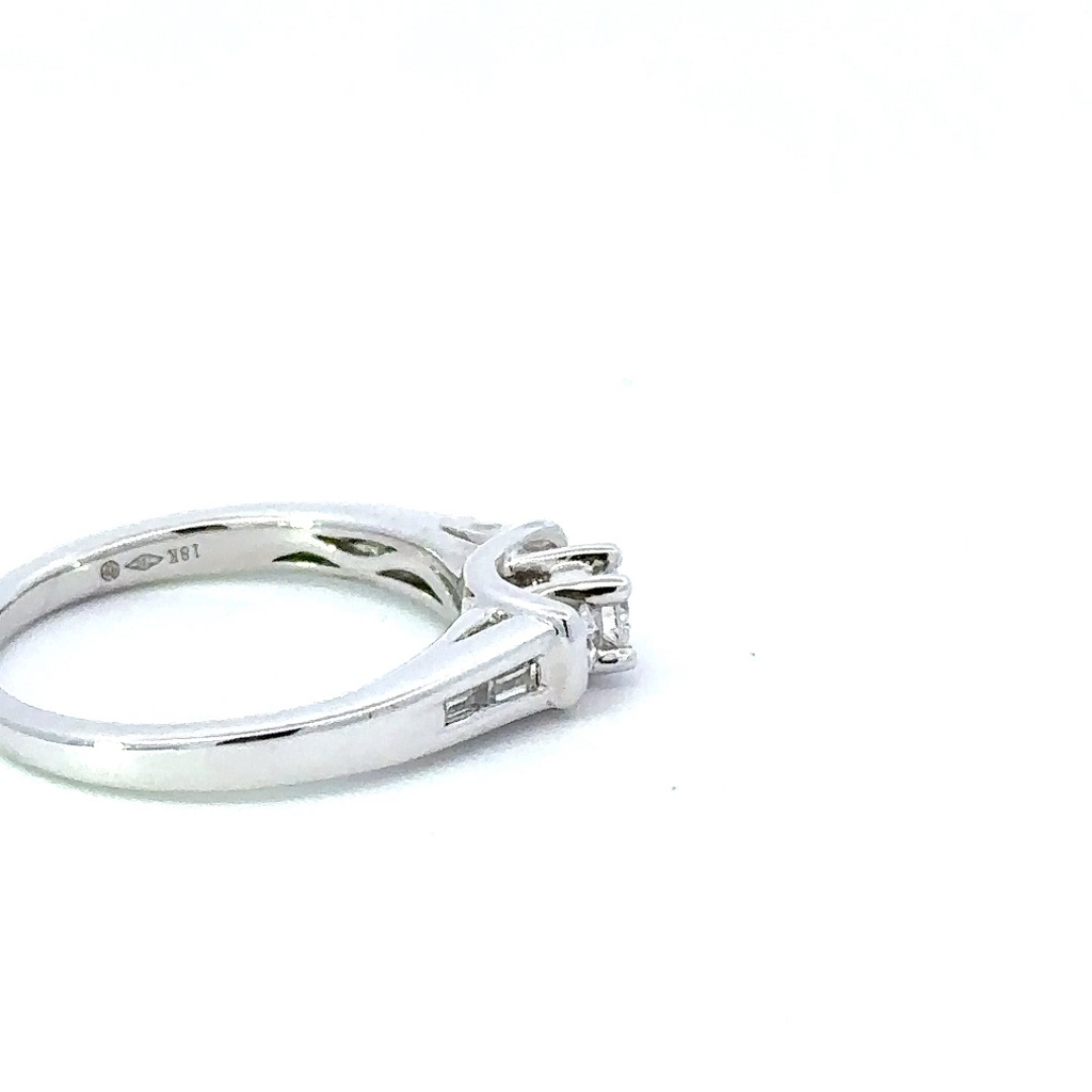 18K white gold diamond ring with round brilliant cut and baguette diamonds