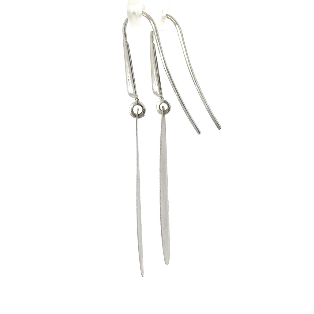 Satin finished earrings in 18K white gold