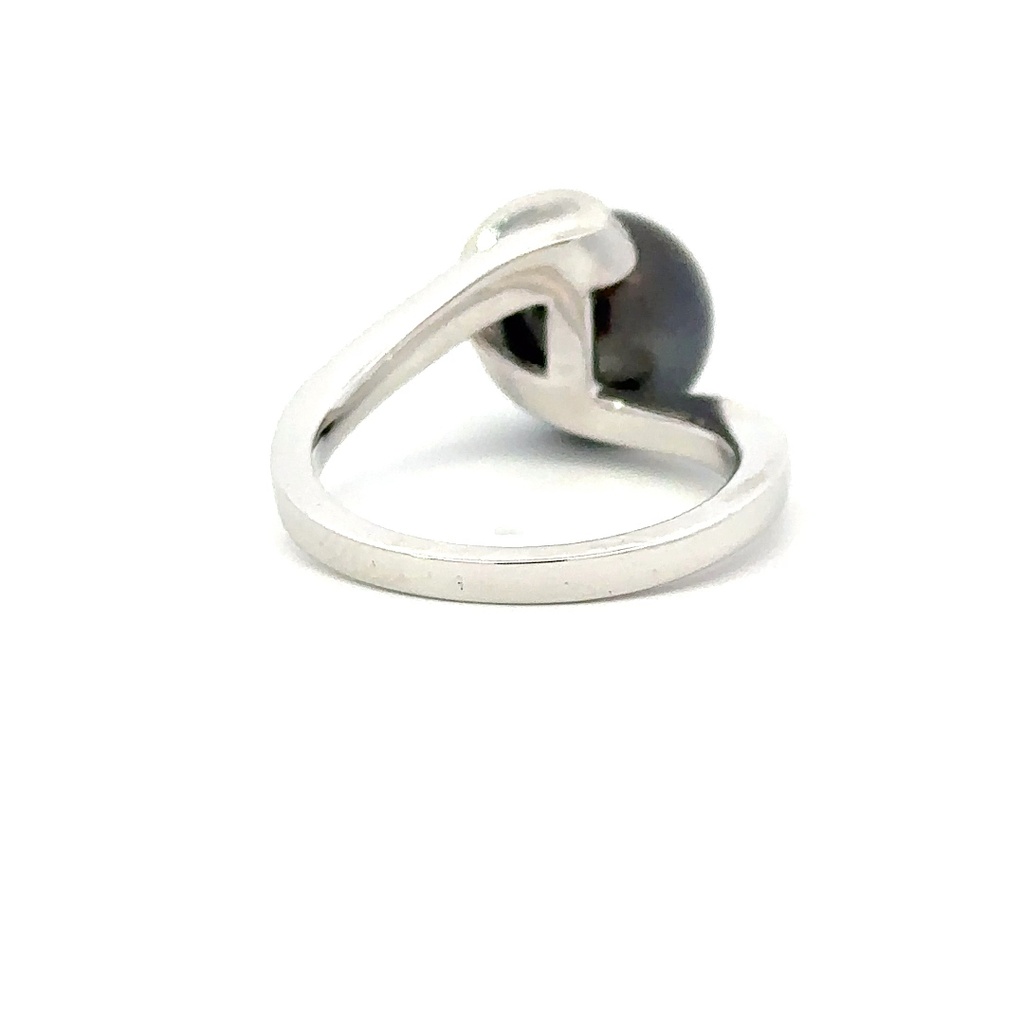 Tahitian pearl with a wavy diamond set band in 18K