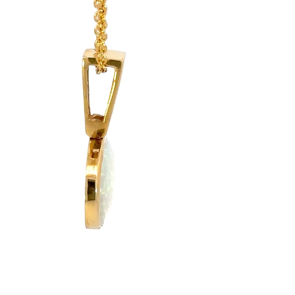 Crystal opal pendant in an 18K yellow gold setting