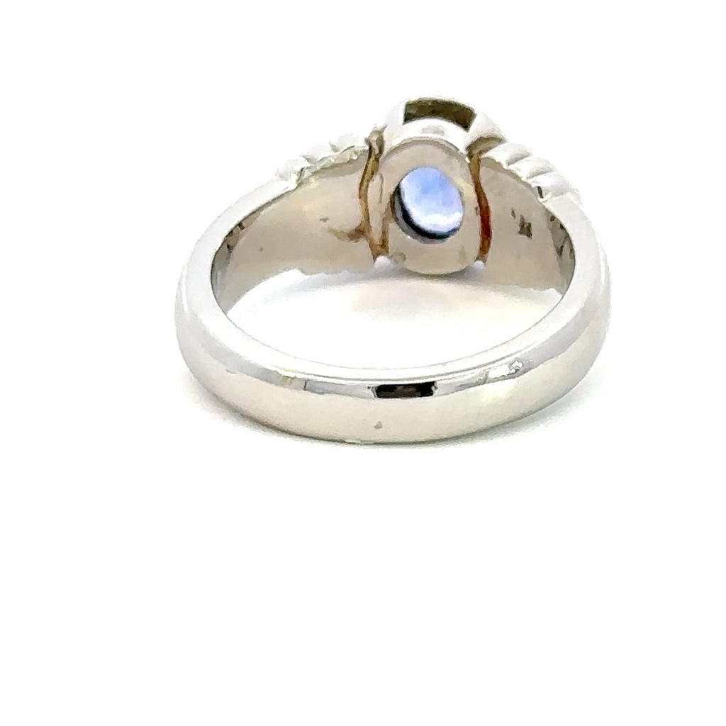 Ceylonese sapphire set in 18K white gold solid band