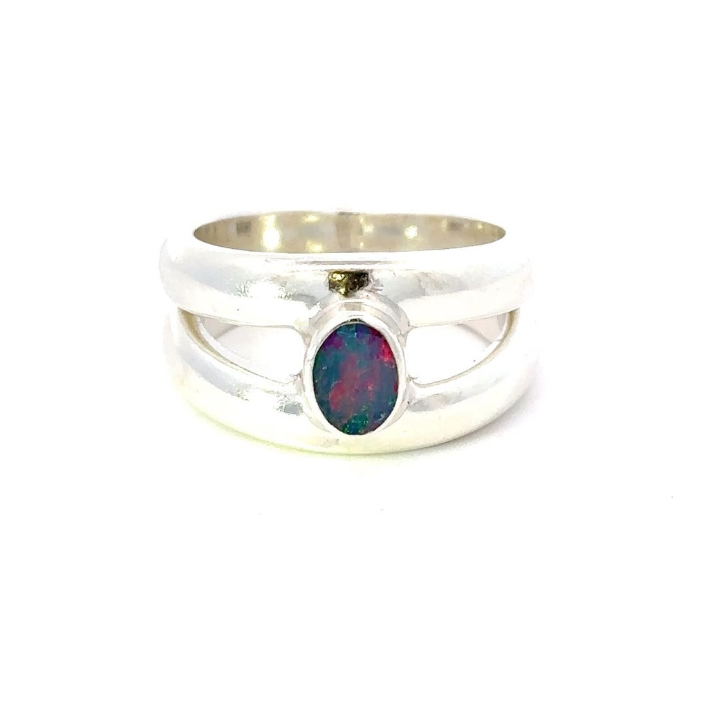 Ring With A Split Band Set With An Opal In Silver