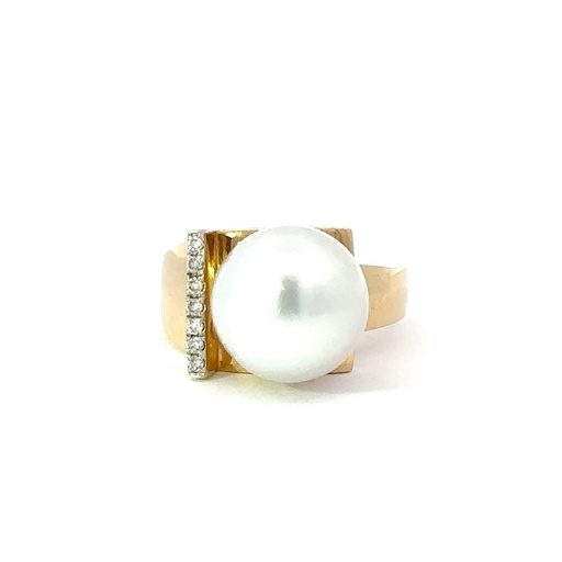 [29459/25588] South Sea Pearl Ring With Striking Asymmetrical Design 18K